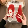 Zapatos de entrenamiento alemanes estilo ballet para mujer que aumentan la altura, nuevos y versátiles para el verano y otoño de 2026, zapatillas casuales francesas ligeras de suela blanda