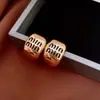 Brincos de Letra com Zircônia e Pérola Agulha de Prata, Elegantes e Versáteis, Brincos Estilo Chanel, Brincos da Moda de Luxo Leve de Alta Qualidade Atacado