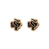 Pendientes de Botón Clásicos Versátiles con Flor de Camelia Micro-pavimentados en Oro Real Elegancia Francesa de Gama Alta Pendientes Estilo Pequeño Chanel Modernos y Energéticos