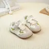 Tênis Casuais Infantis 2026 Primavera Novos Sapatos Esportivos para Meninas Sapatos Estilo Coreano para Meninas Pequenas Solado Macio Sapatos Forrest Gump Sapatos de Bebê