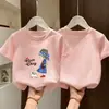 Camiseta Casual Estilosa de Verão com Manga Curta para Meninas 2026 Novo Estilo Estampa de Desenho Animado Algodão Puro para Crianças Maiores