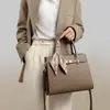 Bolsas Femininas 2026 Nova Coleção Primavera e Verão Crossbody Couro Genuíno Bolsa Feminina Luxo Leve Bolsa Platina Grande Capacidade Bolsa para Mãe