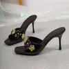 Tamanho Grande 2026 Novo Estilo Moda Feminina Preta Decoração Floral Preta e Dourada Bico Quadrado Sandálias de Salto Agulha com Tira Única para Mulheres