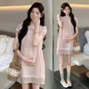 Vestido corto para mujeres embarazadas petite, estilo de verano delgado [Sueño Rosa Burbuja] Vestido de encaje Tencel con cuello de muñeca, femenino