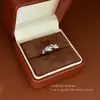 Anillo de Flor Simple Retro para Mujer Anillo para Dedo Índice de Nicho de Gama Alta Estilo Lujo Ligero Personalizado Anillo Abierto Venta al por Mayor