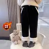Pantalones forrados de polar para niñas, todo en uno de terciopelo, nuevos pantalones rectos gruesos elegantes y a la moda para niños Otoño/Invierno 2026, ropa de invierno para bebé