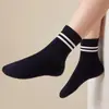 Calcetines mujer 2024 nueva moda estudiantes antideslizantes absorbentes de sudor transpirables de tubo hombre primavera y otoño a rayas deportivos cómodos al por mayor