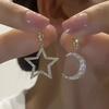 Hebilla de oreja de diamantes con diseño asimétrico, con microincrustaciones y personalidad exquisita, joyería hueca con estrellas y luna transfronterizas de Europa y Estados Unidos