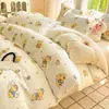 Nuevo juego de ropa de cama de cuatro piezas de grado A para 2026, seguro para bebés, con forro de felpa, engrosado, de terciopelo de leche y suave, cálido, con un estampado fresco y ligero para uso doméstico