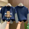 Camiseta de manga comprida para meninos, algodão puro, novo estilo primavera e outono 2026, camada interna listrada para meninos pequenos, camiseta base infantil falsa de duas peças