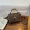 Nuevo bolso de mano retro con estampado de cocodrilo 2026, con un diseño cuadrado pequeño, cierre de hebilla de cinturón, solapa, acabado texturizado y correa de hombro desmontable, adecuado para llevar como bolso de hombro o bolso cruzado
