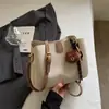 Bolso cruzado de un solo hombro texturizado 2025 Invierno Nueva moda Bolso tipo cubo moderno Estilo nicho Bolso casual elegante para mujer