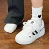 Tênis originais estilo Hong Kong, novo modelo de primavera 2026, sapatos brancos versáteis e confortáveis, tênis de treino alemães de moda casual nicho para estudantes