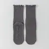 Calcetines de yoga bordado personalizado en lotes pequeños con logo, suela antideslizante profesional con puntos adhesivos, calcetines deportivos casuales de media pantorrilla personalizados