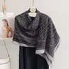 2025 Nuevo Bufanda de Algodón y Lino con Bloques de Color Sencillos Letra Om Estilo Coreano de Moda para Viaje Protector Solar de Gasa