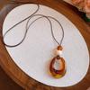 Collar Colgante Redondo de Resina Estilo Étnico con un Diseño Único, Cadena para Suéter de Nicho, Accesorio de Cuello Versátil de Moda de Lujo Ligero para Mujer