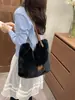 Bolsa tote de pelúcia da moda outono e inverno estilo coreano transfronteiriça para mulheres, nova bolsa de ombro elegante de grande capacidade, bolsa de ombro para o dia a dia