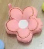 Nuevos Elegantes Accesorios con Colgante de Flor de Algodón Bordada Bolso de Moda Ropa de Moda Mochila Escolar Accesorios con Colgante de Flor de Corazón Prensado