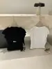 Wgwe8870 Guangzhou Shisanxing Nova Camiseta Feminina de Design Primavera/Verão com Gola Irregular de Babados e Manga Curta