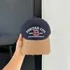 Gorra de Béisbol Retro Coreana con Bloques de Color Desgastados y Parte Superior Suave para Mujer, Nueva Versátil Casual de Primavera/Verano con Letras, Pico de Pato de Moda