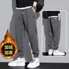 Pantalones deportivos casuales para hombre 2026 nuevo estilo patchwork corte holgado otoño e invierno forrados de polar engrosados modernos tipo jogger para hombre