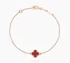 Pulsera de Trébol de Cuatro Hojas Mini Finamente Tallado en CNC Chapada en Oro de Alta Gama, Flor Única de Concha Blanca para Mujer, Joyería de Mano Elegante de Moda de Lujo Ligero