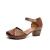 Novas Sandálias Vazadas Femininas Primavera e Verão 2023 Salto Médio Grosso Sapatos Vazados Perfurados com Fivela de Velcro Sapatos para Meia-idade