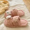 [Vibrações de Inverno] Novas pantufas de algodão macias e fofas com tema de cachorro de desenho animado, perfeitas para usar em ambientes internos e externos no inverno, pantufas planas de algodão femininas