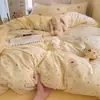Nuevo juego de ropa de cama de gasa de doble capa con sensación de nube, disponible en un juego de cuatro piezas para dormitorio y un juego de tres piezas para cama individual, que incluye una funda de edredón, una sábana plana y una sábana bajera.