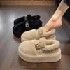 Zapatos peludos de suela gruesa para mujer, estilo de celebridad de internet, para usar al aire libre, nuevo estilo de moda 2026, invierno, con hebilla, forro de felpa para abrigar, suela suave, zapatos de algodón