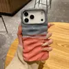 Color Degradado Bloque de Color Textura Plisada Tridimensional Adecuado para iPhone 18 Pro Max, Funda para Teléfono Apple 17, 16/15 con un Toque de Alta Gama