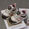 Tênis Esportivo Infantil de Botão para Uso Externo 2026 Primavera/Outono Estilo Coreano Meninos e Meninas Solado Macio Sapatos de Caminhada Leves Respiráveis Sapatos Casuais