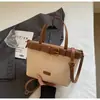 Nova Bolsa Saco Retrô 2026 para Mulheres, Bolsa Transversal de Luxo, Bolsa de Mão Versátil, Bolsa de Ombro Fashion com Pingente de Pelúcia