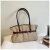 Bolso de Mano Retro de Nicho Versión Coreana Transfronterizo 2026 Otoño Nuevo Bolso Tote de Hombro de Gran Capacidad Simple para Viajes