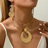 Moda Geométrico Mujeres Metal Gargantilla Collar y Pendientes Conjunto Simple Exagerado Moderno Lujo Ligero Patrón Collar de Cuello Redondo Accesorio