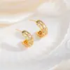 Pendientes de Cobre Chapado en Oro de 16K con Circonita en Forma de C, Europeos y Americanos Transfronterizos 16K, Pendientes de Botón de Nicho Versátiles y Simples para Mujer