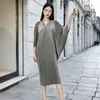 Comercio exterior transfronterizo vestido Miyake lujo ligero sentido de alta gama cuello en V manga murciélago holgado talla extra cubre carne temperamento ceñido a la cadera falda