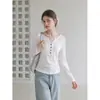 Camiseta Branca de Manga Longa com Meio Botão Estilo Coreano para Mulheres Outono 2026 Slim Fit Design Valorizador Top Moderno