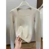 Camada interna elegante e sofisticada de gola quadrada e corte justo, suéter de tricô afunilado para outono e inverno para mulheres, blusa de manga longa