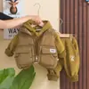 Conjunto de Tres Piezas Engrosado de Otoño e Invierno para Bebés Niños y Niñas: Chaleco acolchado de estilo workwear con bolsillos grandes, sudadera con capucha de forro polar y pantalones jogger
