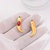 Nuevo Estilo de Lujo Ligero de Acero Inoxidable Transfronterizo Colgante de Cimitarra de Cuerno Incrustado con Piedras Multicolor Accesorios para Joyería DIY Collar