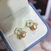 Pendientes Pequeños y Versátiles de Aguja S925 Lujo Accesible Pendientes de Diseño Exquisito de Nicho Pendientes de Camelia con Goteo de Aceite Pendientes de Perla Natural