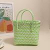 Bolsa Fofa de Mão de Plástico Tecido Novo Estilo Bolsa Quadrada Fresca de Palha Tecida Bolsa de Praia para Feriado Bolsa Cesta de Legumes que Combina com Tudo