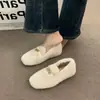 Sapatos peludos femininos com enfeites de letras metálicas, nova coleção outono/inverno 2026, bico quadrado, que aumentam a altura, sola macia, quentes e adequados para uso externo