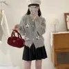 Jaqueta Cardigan de Tricô Bordada com Gola Redonda Estilo Retrô Coreano Emagrecedora Outono Novo Estilo Curto Versátil Suéter de Estilo Gentil para Mulheres