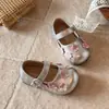 Sapatos de Princesa Versáteis e Modernos para Meninas 2026 Novidades Primavera/Verão Decoração de Flores Infantis Sapatos Pequenos de Couro Sapatos Mary Jane