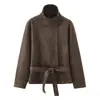 Coleção de outono nova da MYST&ZA: peça de outer wear versátil de manga longa, gola alta, com cinto, efeito camurça sintética em marrom