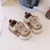 Sapatos macios para bebês e crianças pequenas aprenderem a andar, nova coleção outono 2026: tênis infantis, tênis esportivos para meninas, sapatos casuais fofos e versáteis