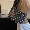 Bolso de mano simple de otoño 2026 nuevo con colgante de estilo coreano, bolso de mano de moda de gamuza con diseño de oso, bolso de hombro de terciopelo con lunares para mujer