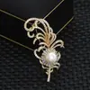 Broche de corsage de traje con plumas de lujo ligero de alta calidad, microincrustado de perlas y diamantes completos, accesorios de hebilla de seguridad anti-exposición para mujer